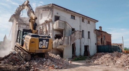 Demolita una villetta confiscata ad un boss della ‘ndrangheta di Cittanova