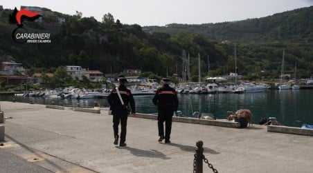 Blitz dei carabinieri alle bancarelle abusive della Tonnara di Palmi, pesce venduto in pessime condizioni igieniche
