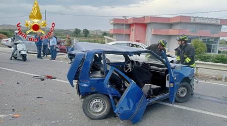 Terribile incidente stradale in Calabria, un uomo ferito è stato estratto dalle lamiere Sul posto 118 e Polizia per i rilievi del caso