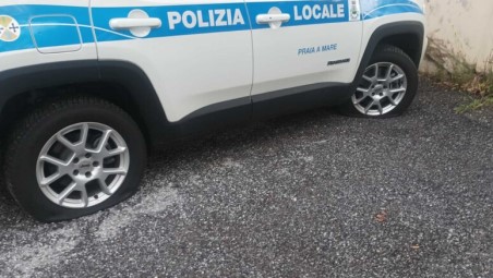 L’atto vandalico di “banditi”. Tagliate le gomme dei mezzi della Polizia locale Danneggiati auto, moto e scooter, indagano i carabinieri