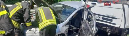 Tragico incidente stradale in Calabria. Scontro mortale tra due mezzi sull’A2, il bilancio è di un morto e due feriti